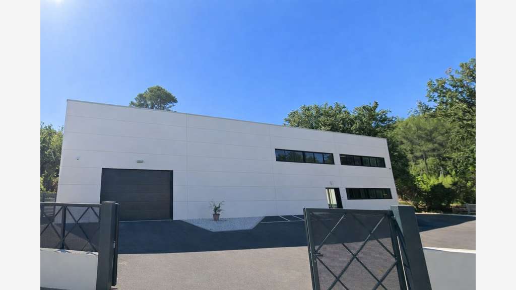 Local d’activité récent 1 015m² à vendre à Hyères