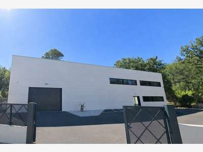 Local d’activité récent 1 015m² à vendre à Hyères