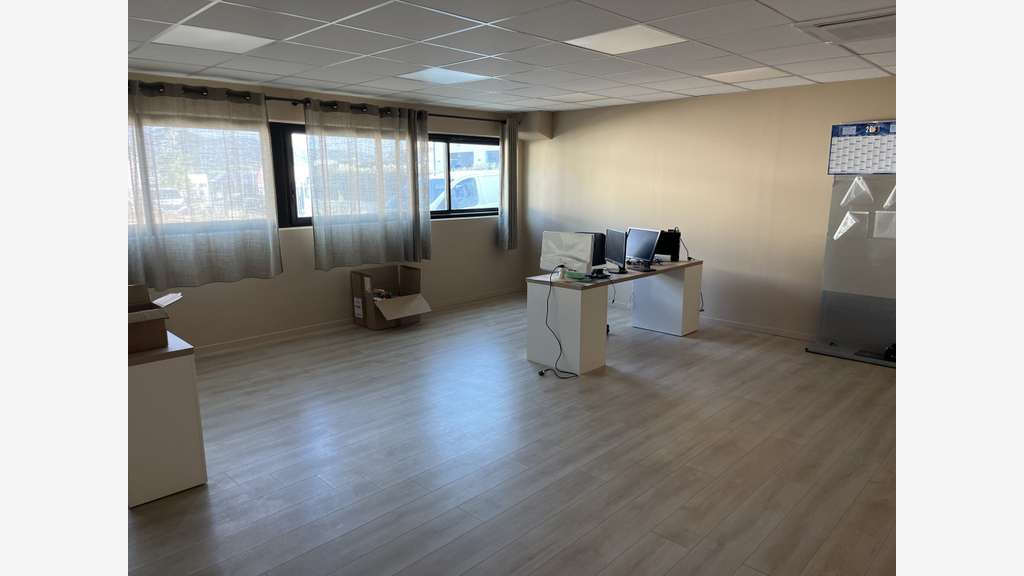 Local d’activité récent 1 015m² à vendre à Hyères