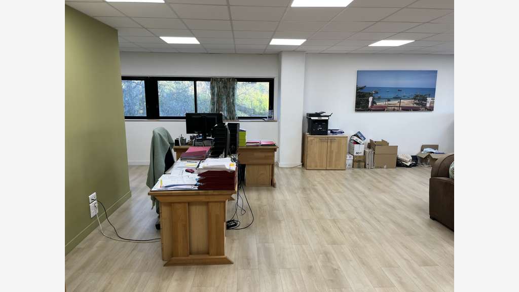 Local d’activité récent 1 015m² à vendre à Hyères