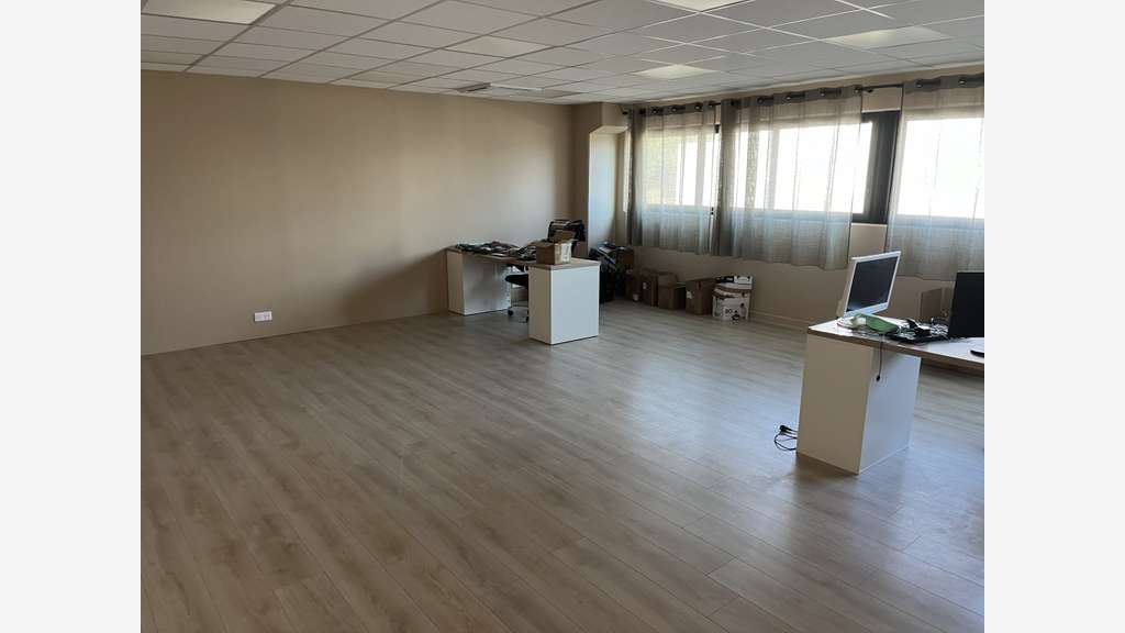 Local d’activité récent 1 015m² à vendre à Hyères