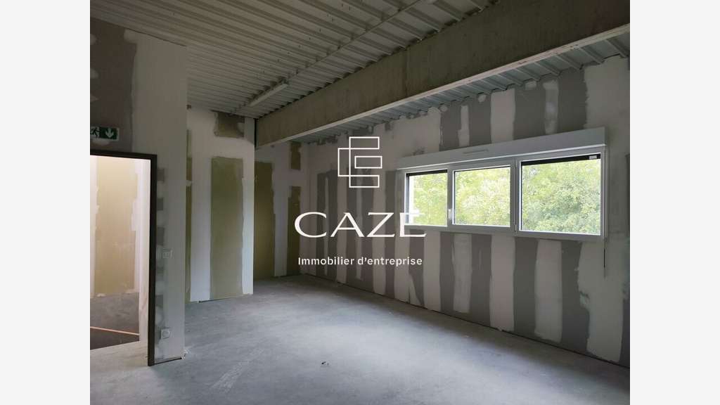 Cellule d'activité de 175m² à vendre à Izon