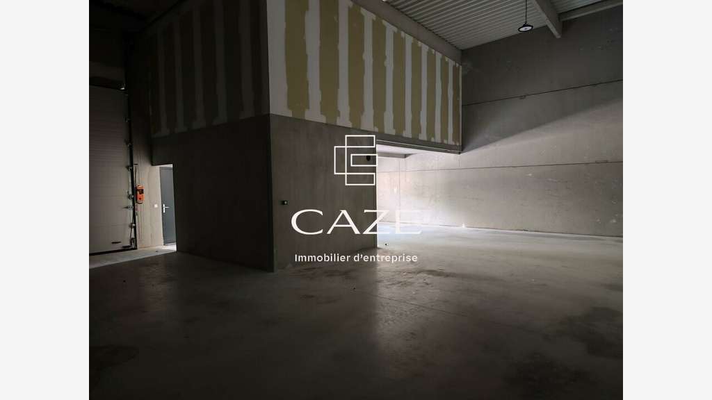 Cellule d'activité de 175m² à vendre à Izon