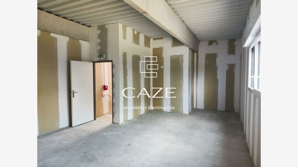 Cellule d'activité de 175m² à vendre à Izon