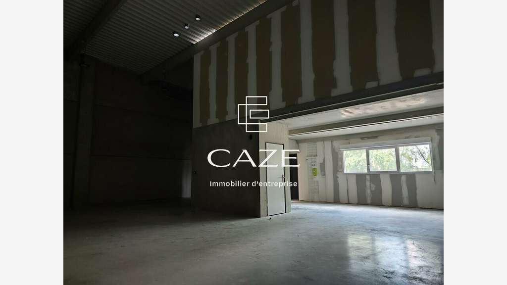 Cellule d'activité de 175m² à vendre à Izon