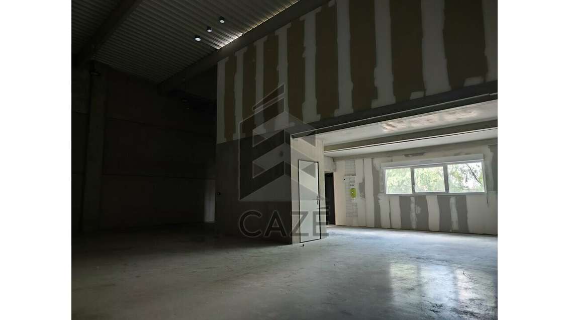 Cellule d'activité de 175m² à vendre à Izon