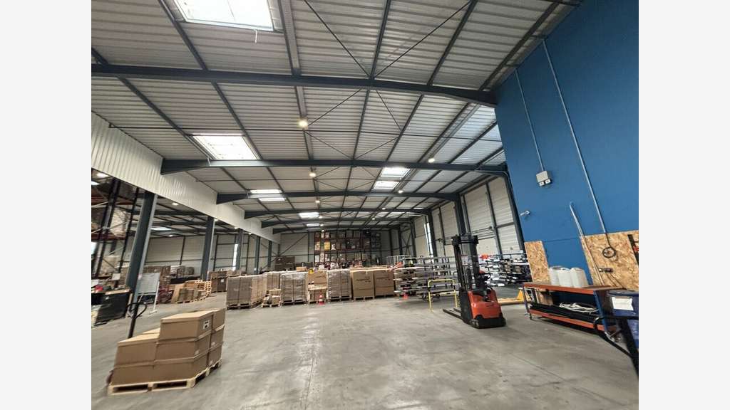 Local d'activité 3353m² à vendre en ZA à Jonage