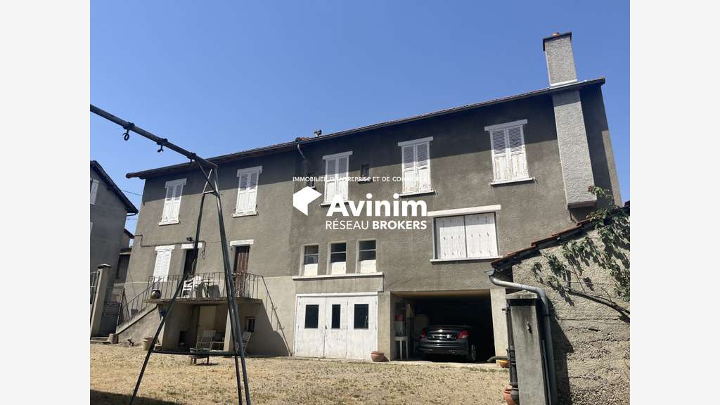 Grand local d'activité avec maison d'habitation