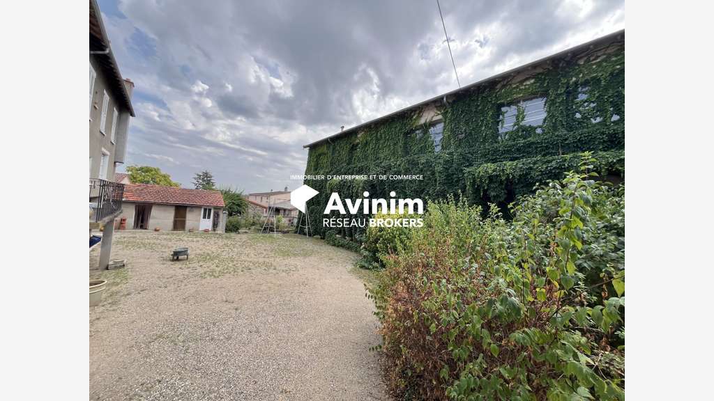Grand local d'activité avec maison d'habitation