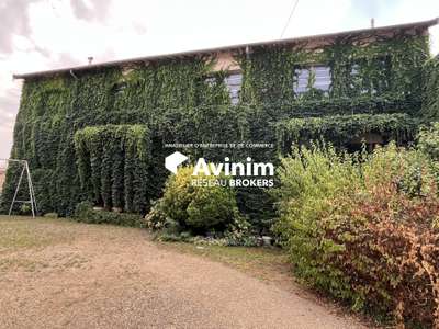 Grand local d'activité avec maison d'habitation