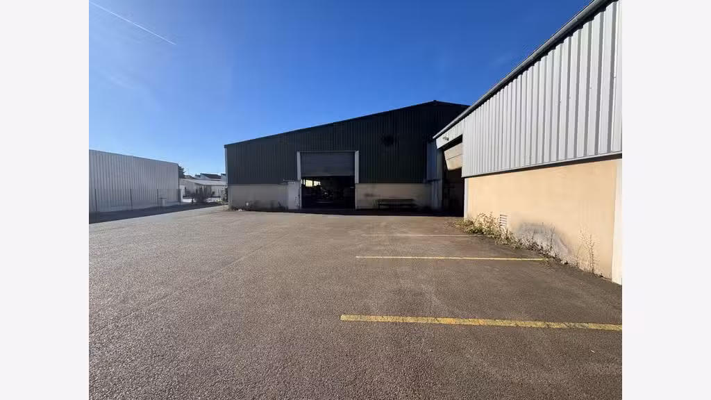 L'ISLE D'ESPAGNAC - LOCAL D'ACTIVITE à vendre