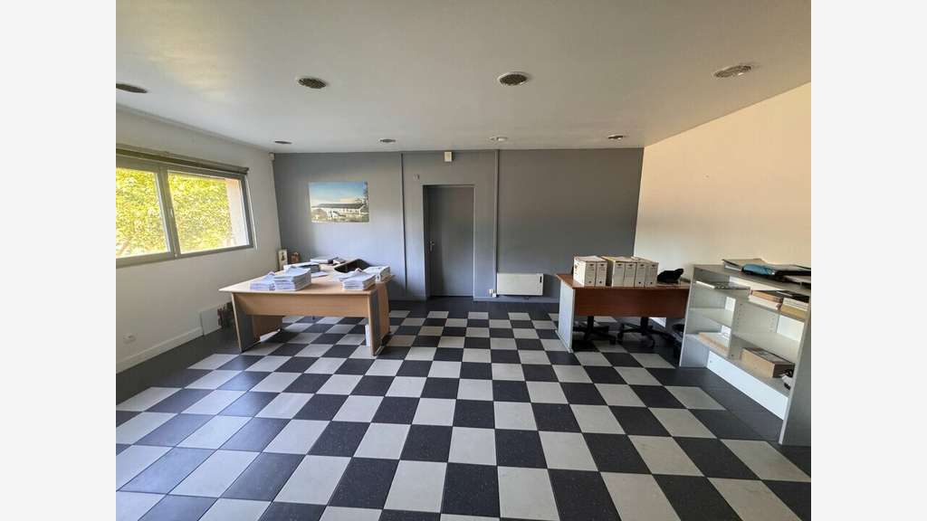 L'ISLE D'ESPAGNAC - LOCAL D'ACTIVITE à vendre