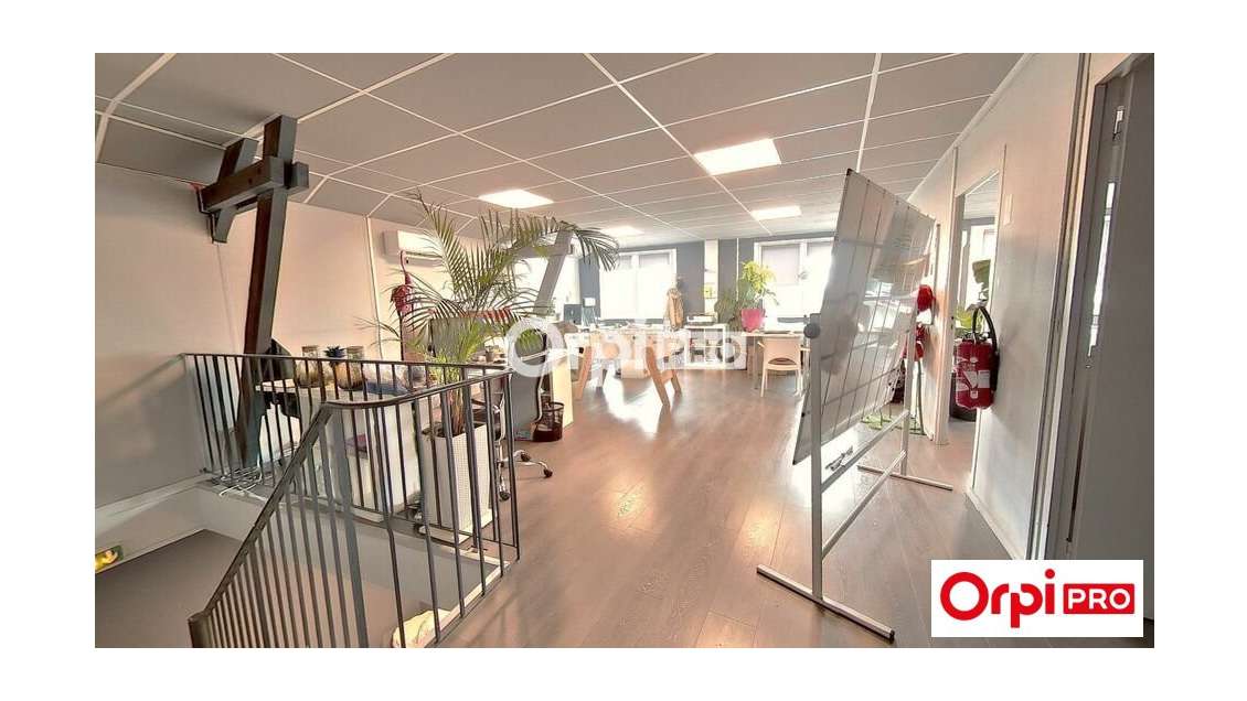 Vente local pro 481m² à la Chapelle-d'Armentières