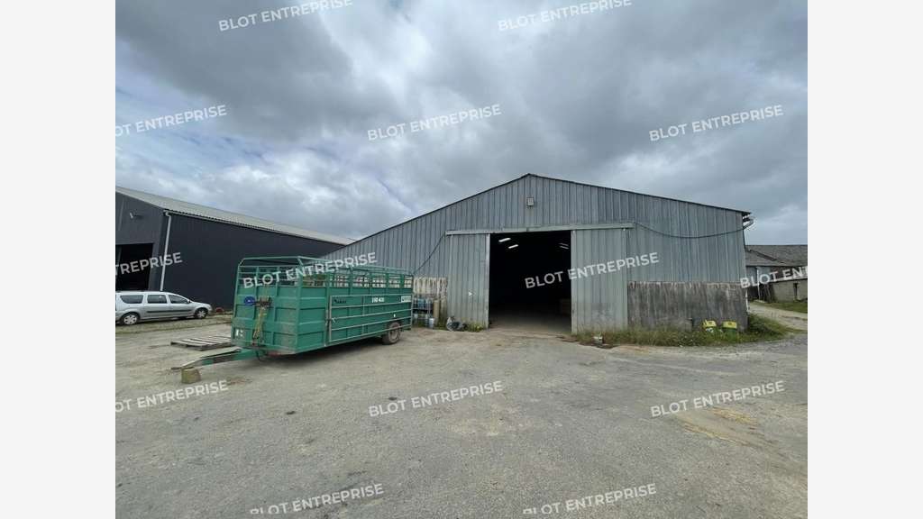 A vendre à louer locaux 967m² à La Martyre