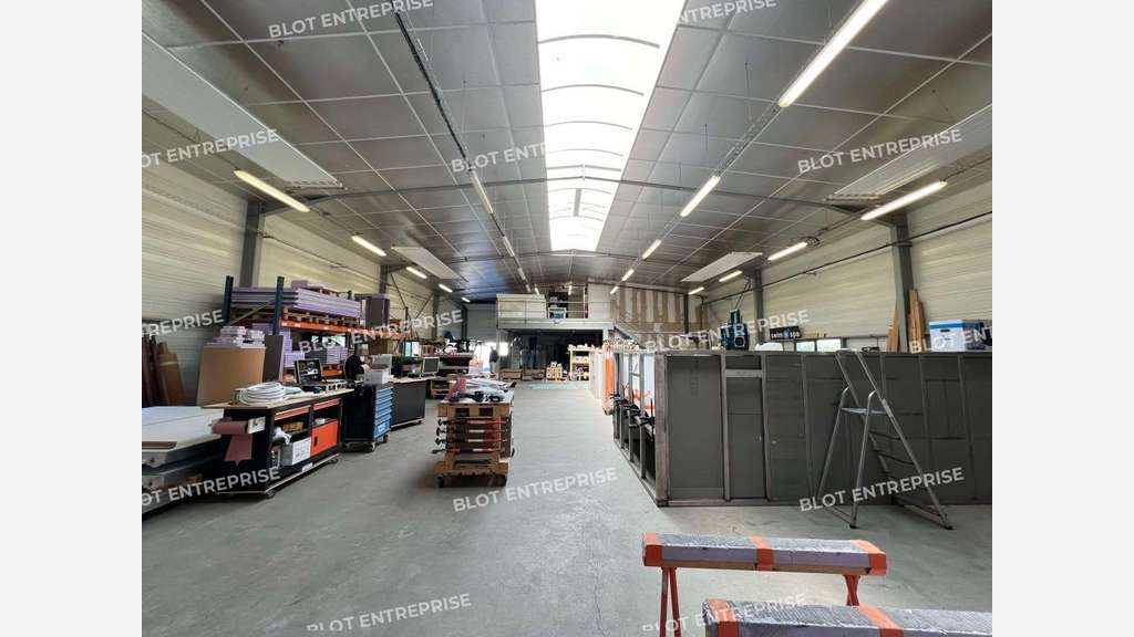 A vendre local d'activités de 540m² à la Mezière