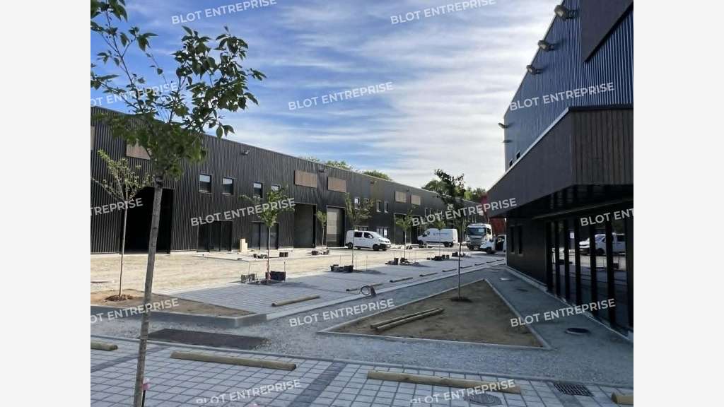 A vendre cellule neuve 294m² à La Mézière