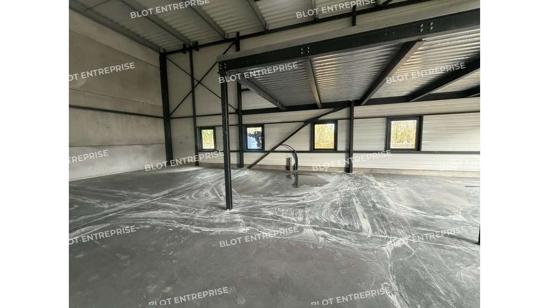 A vendre cellule neuve 294m² à La Mézière