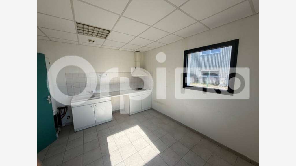 A vendre locaux 630m² sur 1600m² ZFU La Rochelle