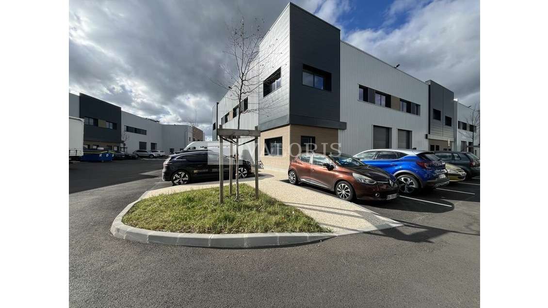 LA TOUR DE SALVAGNY - LOCAUX D'ACTIVITES à vendre