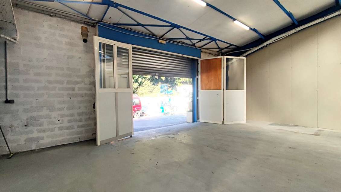 A VENDRE 706 M² LOCAUX D'ACTIVITE / ENTREPOT / HAN