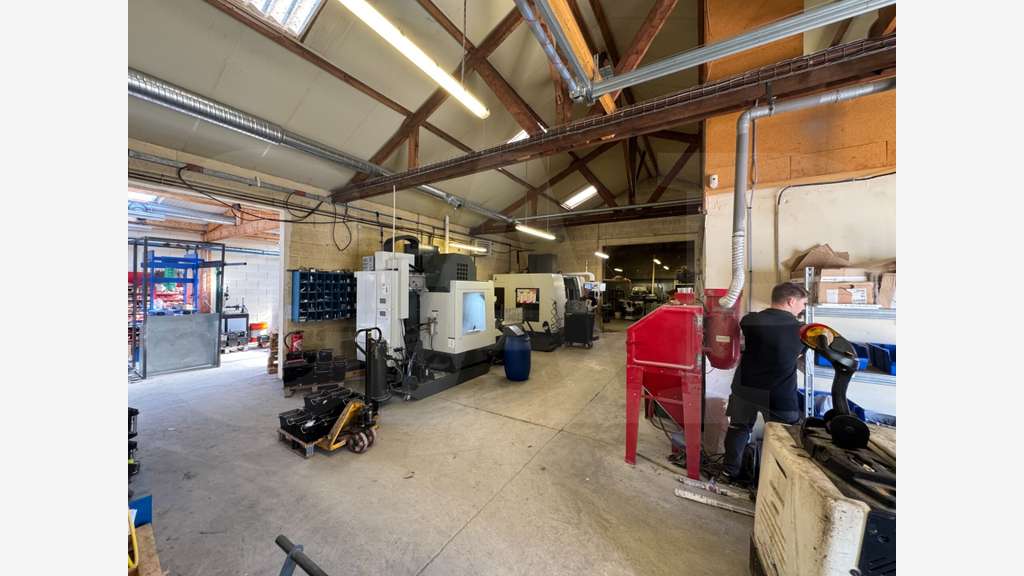 A vendre local d’activité bureaux 420m² à Laillé