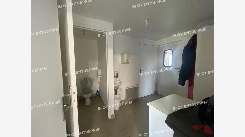 A vendre local d'activité 240m² en ZA à Lamballe