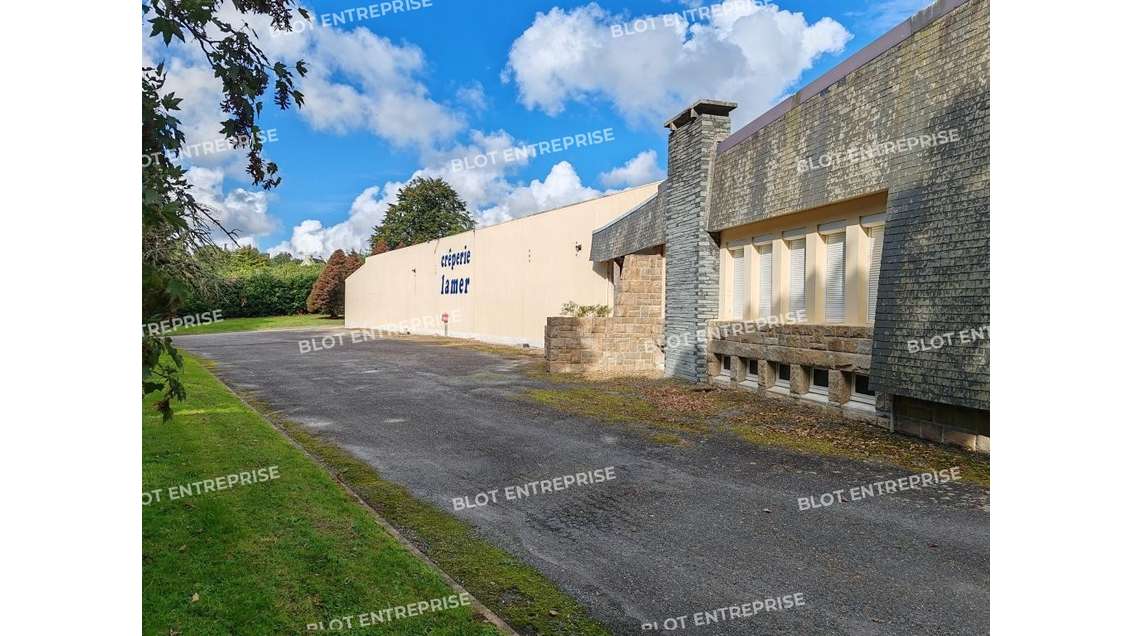 A vendre local activités 1 120m² Lampaul-Guimiliau