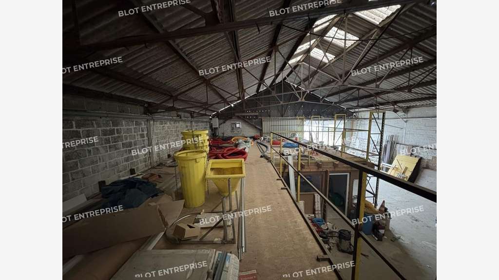 A vendre locaux d'activité de 495m² à Landivisiau