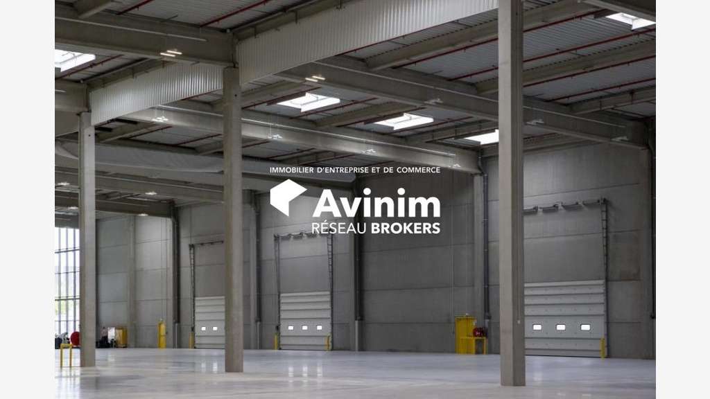 Vente local professionnel de 1200m² en ZA le Poet