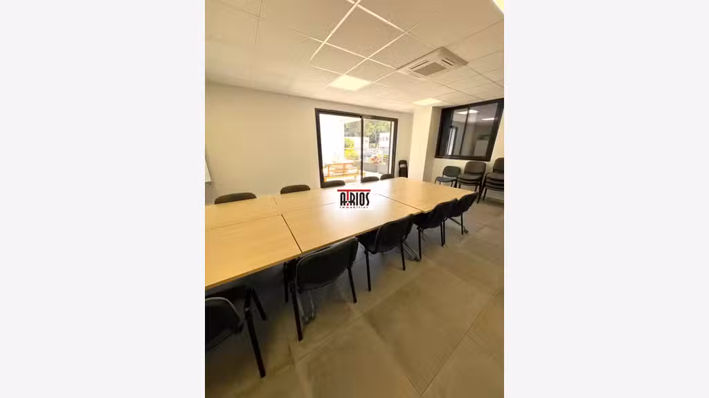 Vente bureaux et entrepôt de 1112m² au Pradet