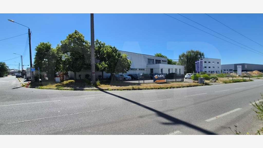 A vendre bâtiment 1250m² ZAC du Chêne Vert Le Rheu