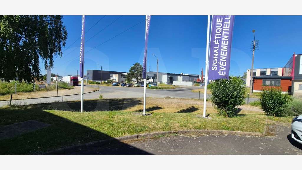 A vendre bâtiment 1250m² ZAC du Chêne Vert Le Rheu