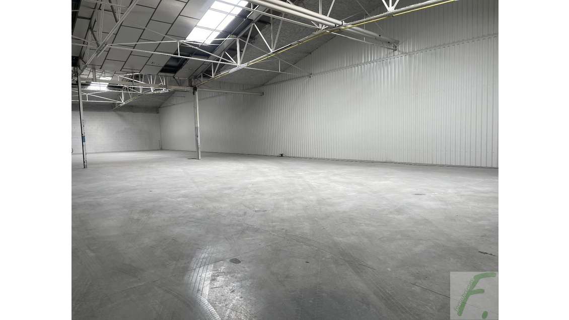 À vendre entrepôt 610m² loué au Touvet  