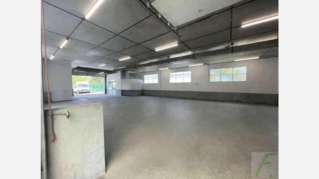 Local d'activité de 500m² à vendre le Versoud