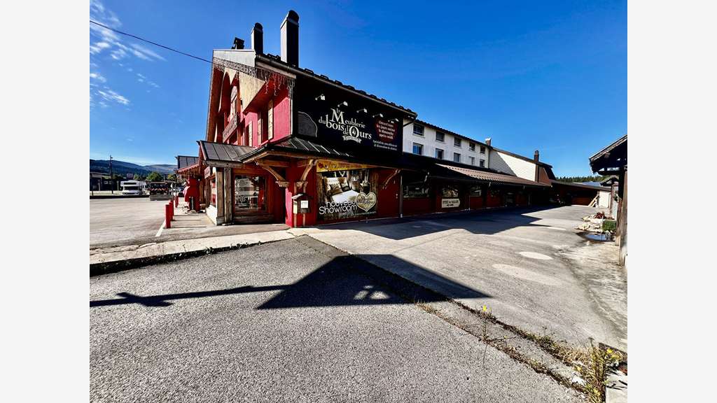 LOCAL COMMERCIAL 3 000 m² LES ROUSSES FRONTIÈRE S