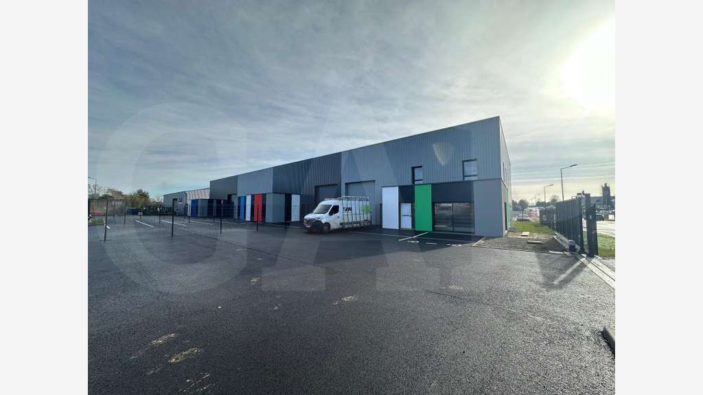 AV local d'activités 322m² 6 parkings à Liffré A84