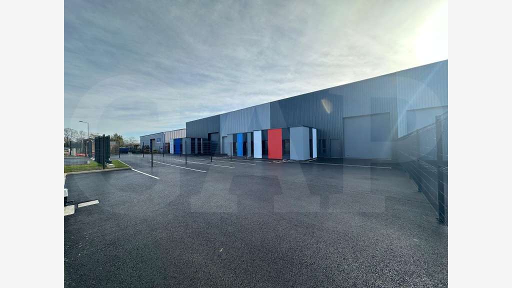 AV local d'activités 322m² 6 parkings à Liffré A84