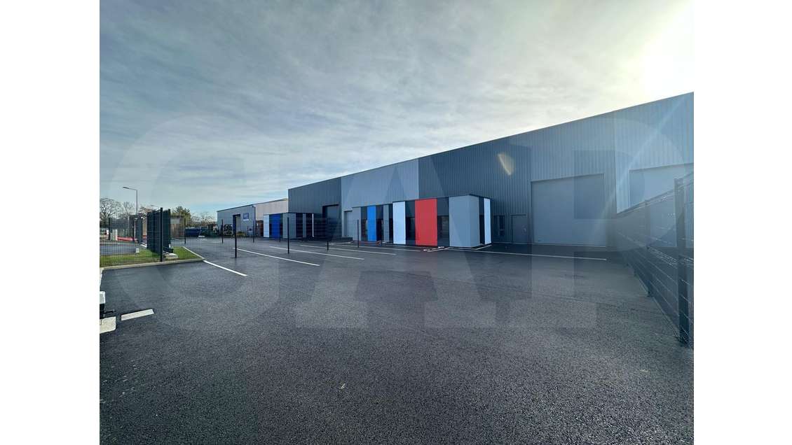AV local d'activités 322m² 6 parkings à Liffré A84