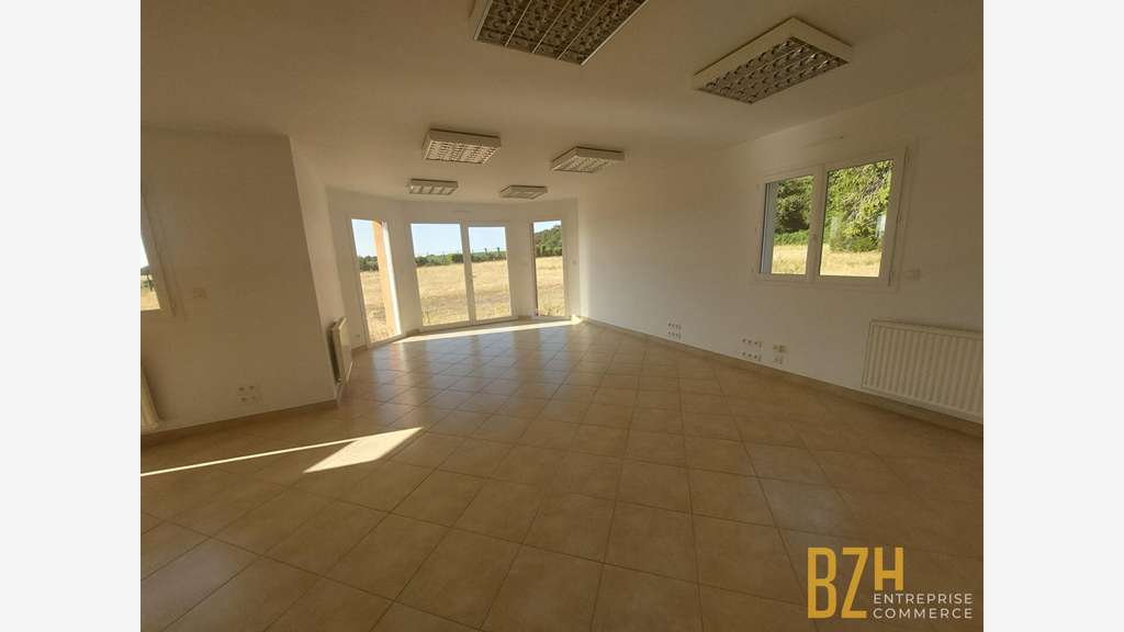 A vendre local 218m² sur terrain 5600m² Languidic