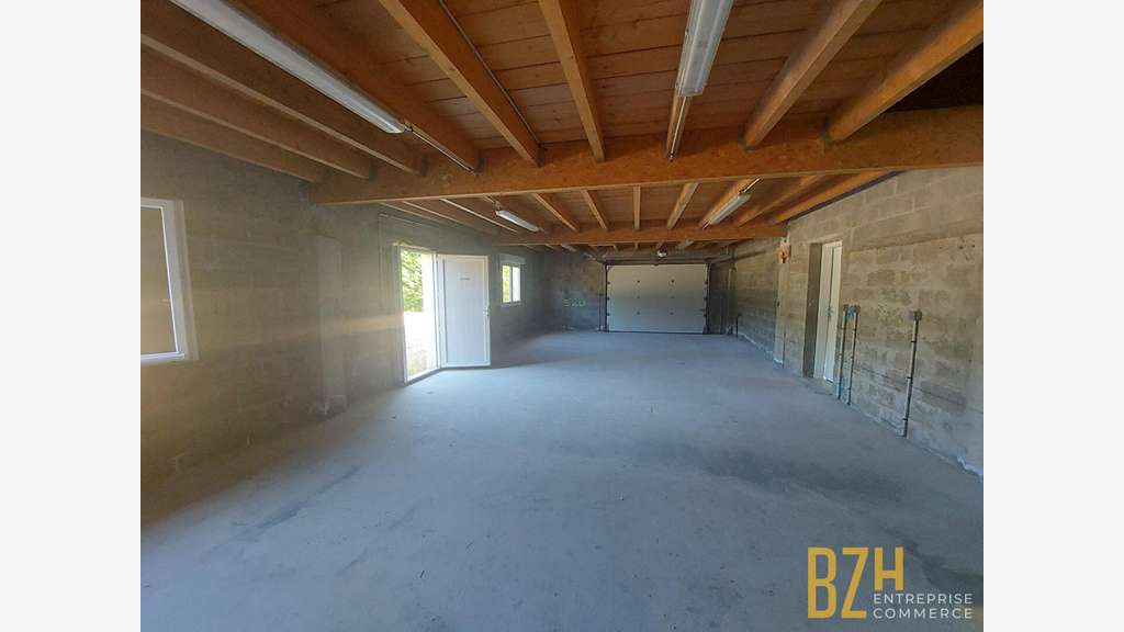 A vendre local 218m² sur terrain 5600m² Languidic