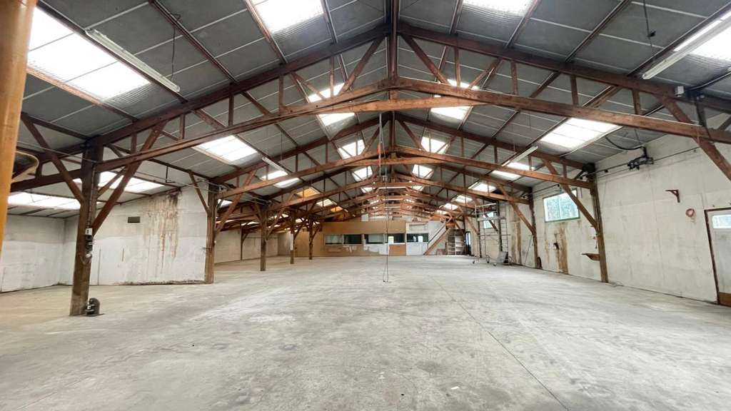 Bâtiments sur 8500m² à vendre proche de Loudéac