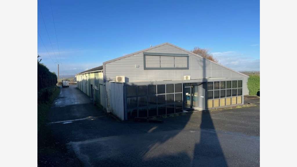 Bâtiments sur 8500m² à vendre proche de Loudéac