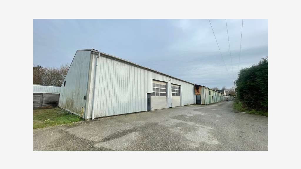 Bâtiments sur 8500m² à vendre proche de Loudéac