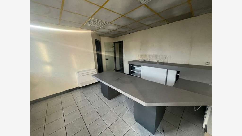 Bâtiments sur 8500m² à vendre proche de Loudéac