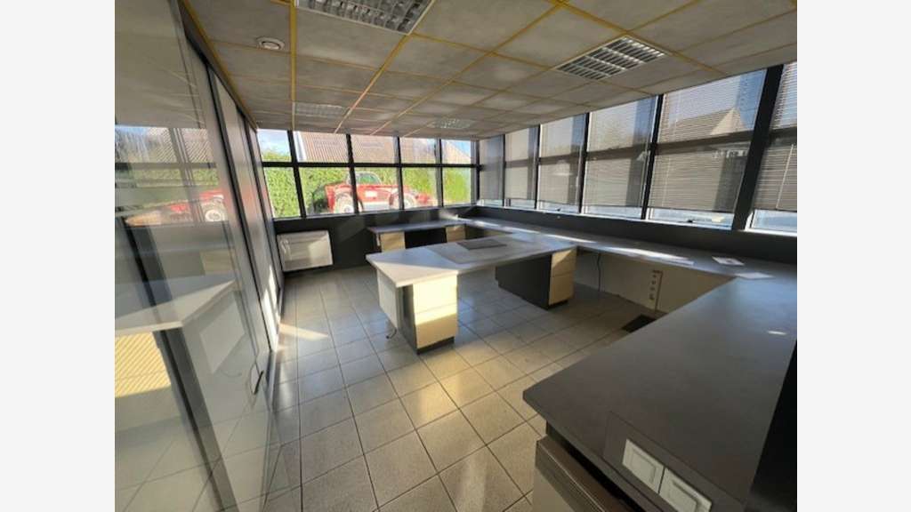 Bâtiments sur 8500m² à vendre proche de Loudéac