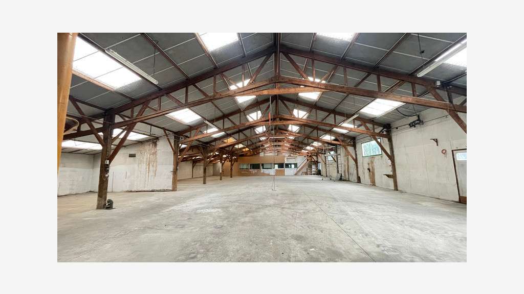 Bâtiments sur 8500m² à vendre proche de Loudéac