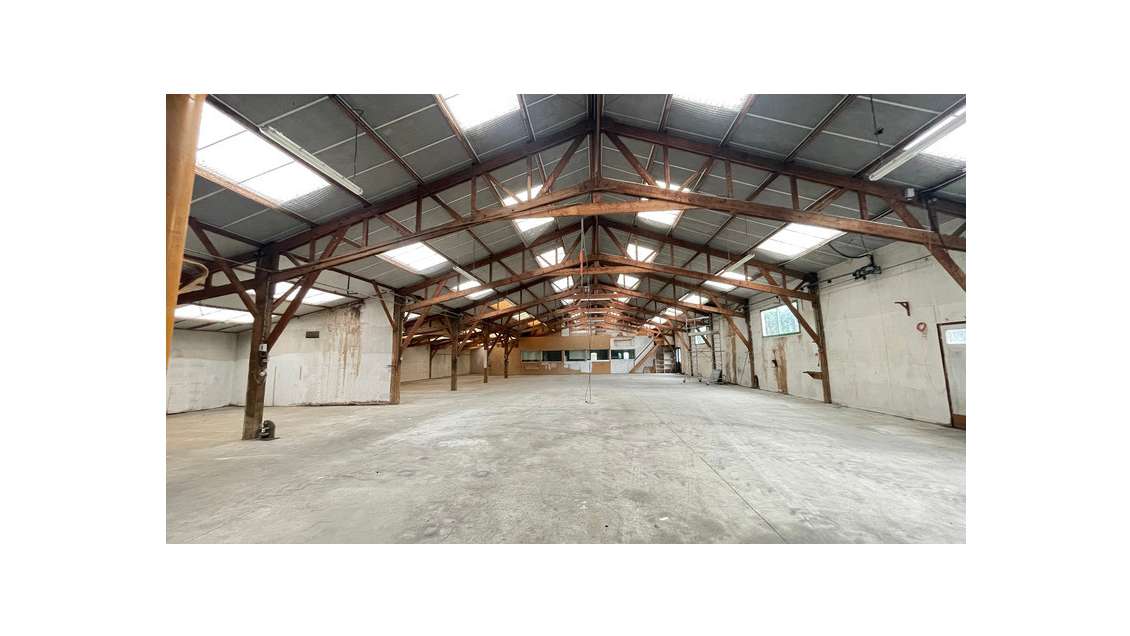 Bâtiments sur 8500m² à vendre proche de Loudéac