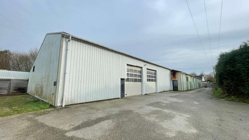 Bâtiments sur 8500m² à vendre proche de Loudéac