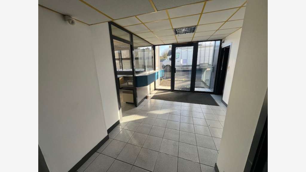 Bâtiments sur 8500m² à vendre proche de Loudéac