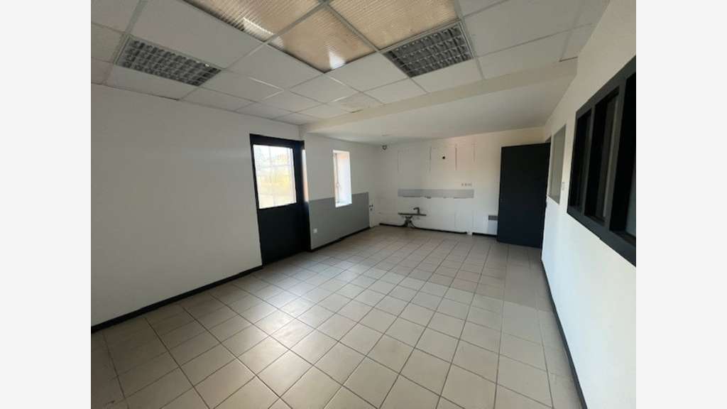 Bâtiments sur 8500m² à vendre proche de Loudéac
